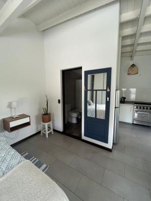 Departamento en alquiler en Ostende. 1 grande ambientes, 1 baño y capacidad de 1 a 2 personas. 