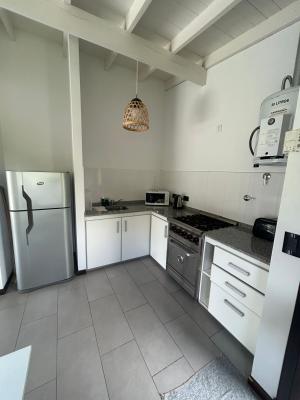 Departamento en alquiler en Ostende. 1 grande ambientes, 1 baño y capacidad de 1 a 2 personas. 