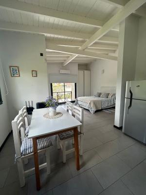 Departamento en alquiler en Ostende. 1 grande ambientes, 1 baño y capacidad de 1 a 2 personas. 