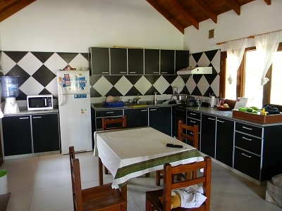 Casa en alquiler en Ostende. 5 ambientes, 3 baños y capacidad de 5 a 8 personas. 