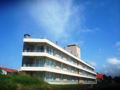 Dptos con servicios en alquiler en Ostende. 2 ambientes, 1 baño y capacidad de 1 a 5 personas. A 50 m de la playa