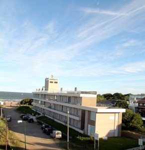 Dptos con servicios en alquiler en Ostende. 2 ambientes, 1 baño y capacidad de 1 a 5 personas. A 50 m de la playa