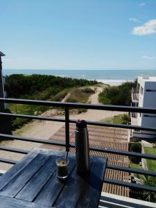 Dptos con servicios en alquiler en Ostende. 2 ambientes, 1 baño y capacidad de 2 a 4 personas. A menos de 50 m de la playa