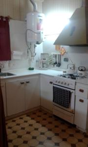 Cabaña en alquiler en Ostende. 3 ambientes, 2 baños y capacidad de 2 a 6 personas. A 150 m de la playa