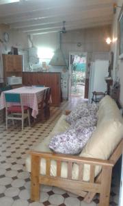 Cabaña en alquiler en Ostende. 3 ambientes, 2 baños y capacidad de 2 a 6 personas. A 150 m de la playa