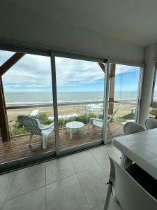 Departamento en alquiler en Ostende. 3 ambientes, 1 baño y capacidad de 2 a 5 personas. A 150 m de la playa