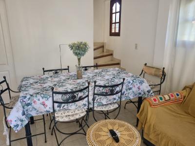 Casa en alquiler en Ostende. 4 ambientes, 2 baños y capacidad de 2 a 6 personas. A menos de 50 m de la playa