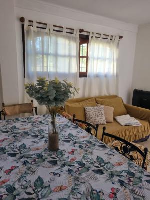 Casa en alquiler en Ostende. 4 ambientes, 2 baños y capacidad de 2 a 6 personas. A menos de 50 m de la playa