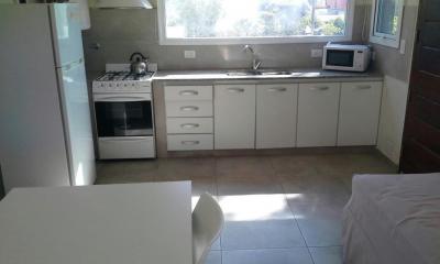 Casa en alquiler en Ostende. 2 ambientes, 1 baño y capacidad de 1 a 2 personas. A 50 m de la playa