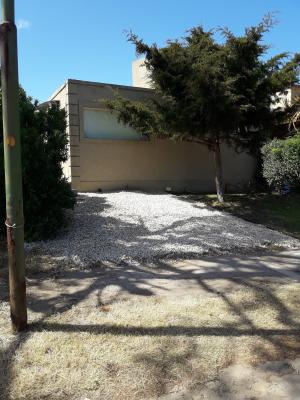 Casa en alquiler en Ostende. 2 ambientes, 1 baño y capacidad de 1 a 2 personas. A 50 m de la playa