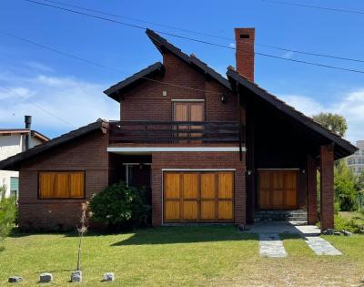 Casa en alquiler en Ostende. 7 ambientes, 2 baños y capacidad de 6 a 8 personas. A 50 m de la playa