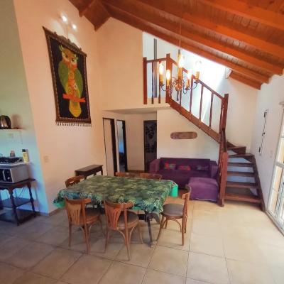 Casa en alquiler en Ostende. 5 ambientes, 2 baños y capacidad de 8 a 10 personas. 