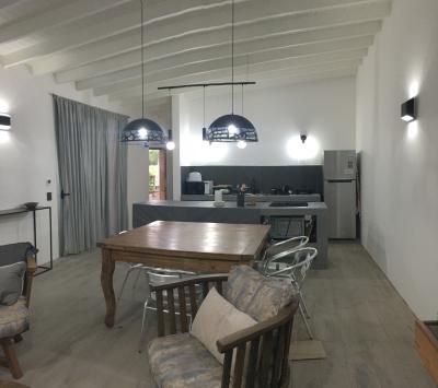 Casa en alquiler en Ostende. 3 ambientes, 2 baños y capacidad de 2 a 4 personas. 