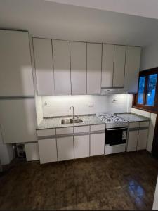 Casa en alquiler en Ostende. 6 ambientes, 4 baños y capacidad de 8 a 12 personas. A 50 m de la playa