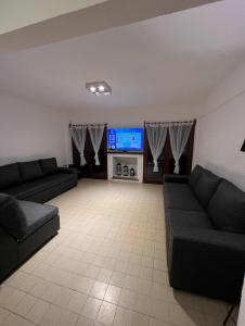 Casa en alquiler en Ostende. 6 ambientes, 4 baños y capacidad de 8 a 12 personas. A 50 m de la playa