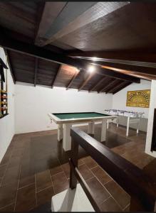 Casa en alquiler en Ostende. 6 ambientes, 4 baños y capacidad de 8 a 12 personas. A 50 m de la playa