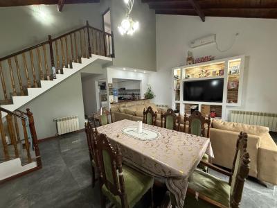 Casa en alquiler en Ostende. 3 ambientes, 3 baños y capacidad de 4 a 6 personas. 