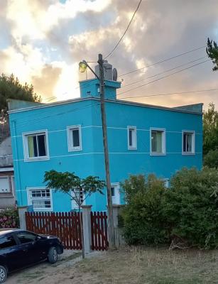 Casa en alquiler en Ostende. 2 ambientes, 3 baños y capacidad de 6 a 8 personas. 