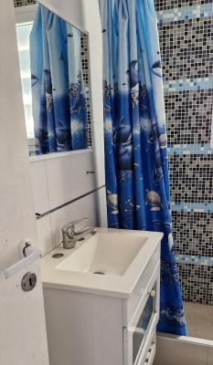 Casa en alquiler en Ostende. 2 ambientes, 3 baños y capacidad de 6 a 8 personas. 
