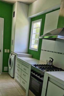 Casa en alquiler en Ostende. 2 ambientes, 3 baños y capacidad de 6 a 8 personas. 
