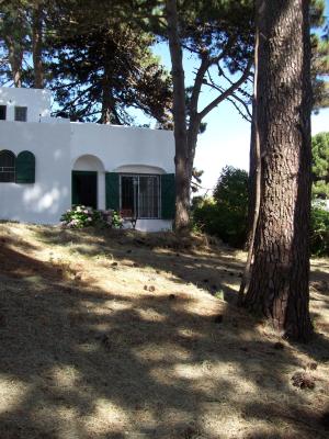 Casa en alquiler en Ostende. 3 ambientes, 1 baño y capacidad de 3 a 5 personas. 